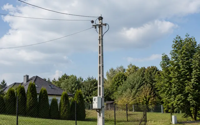 Wykop z ułożonym kablem energetycznym w gruncie